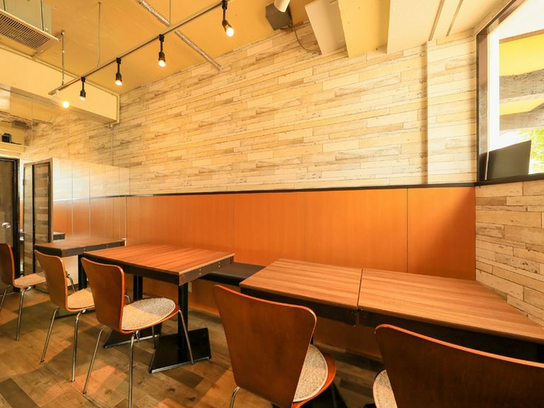 大人数にも対応。移動可能なテーブル席