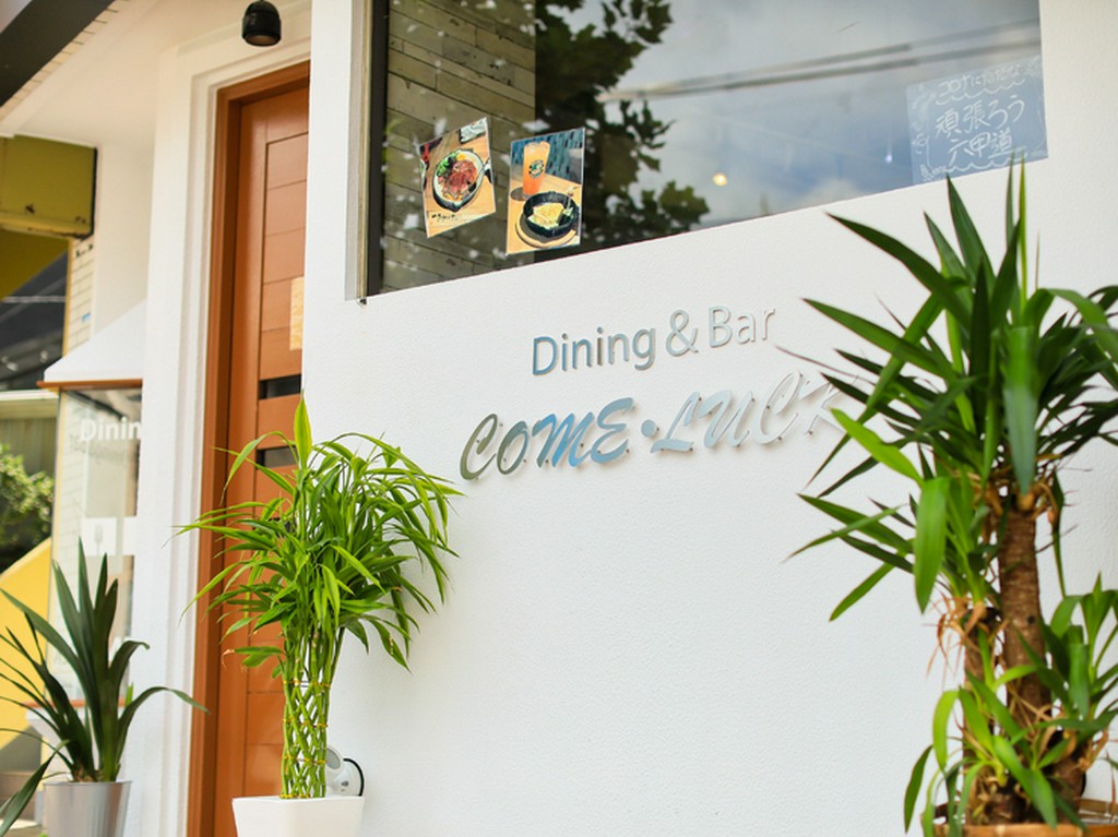 さわやかな白壁がお店の目印