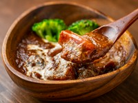 じっくりと煮込んだ芳醇な味わいが自慢。『長老の自家製タンシチュー』