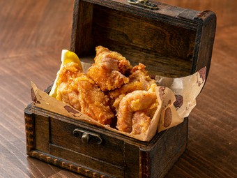 常連さんが必ず頼む定番メニューは、見た目も楽しい『宝箱のからあげ』