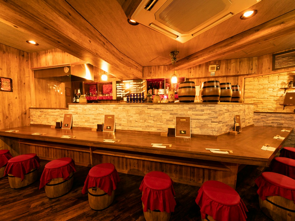 煉瓦調のカウンターに樽の椅子。その他小物もゲームの世界を演出