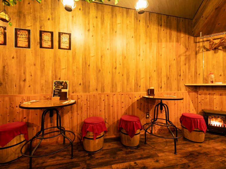 壁に寄りかかり店内を見渡せる2人席