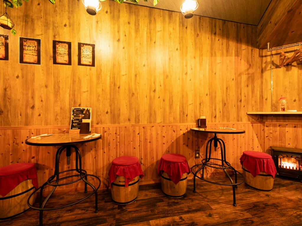 壁に寄りかかり店内を見渡せる2人席