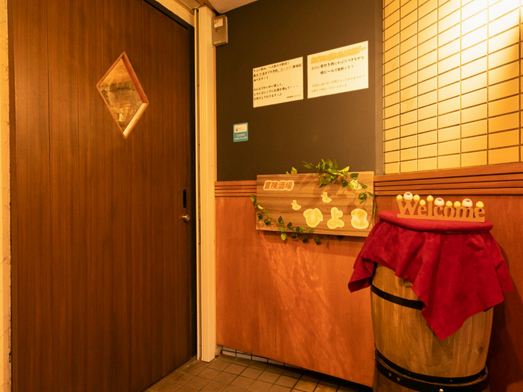 木製の扉とかわいいひよこのWelcomeボードがお出迎え