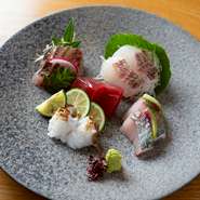 新鮮な魚を大将自身の目利きで選び、厳選した食材と合わせて、こだわりのお寿司9貫や旬の味覚を使用した逸品料理、お椀も付いた贅沢な全15品となっております。