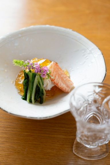 その日仕入れた食材の中でも、特に状態の優れた旬魚や季節の高級食材を使用する最上位コースです。
