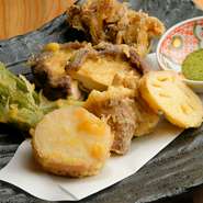 その時々の旬食材を天ぷらで食す。5種類くらい盛り付けられていて、みんなでシェアするのも良さそうです。お好みで抹茶塩か天つゆをつけて、揚げたての熱が冷めないうちに召し上がれ。