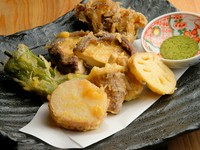 サクサク食感がクセになる『旬菜天ぷら盛り合わせ』