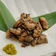 遠赤外線効果でじっくり火入れされた鶏もも肉。炭塩を使うことにより、コク深い味わいに仕上げています。こうばしい香りで、ついつい箸が止まらなくなりそう。柚子胡椒をつければまた違ったおいしさが楽しめます。