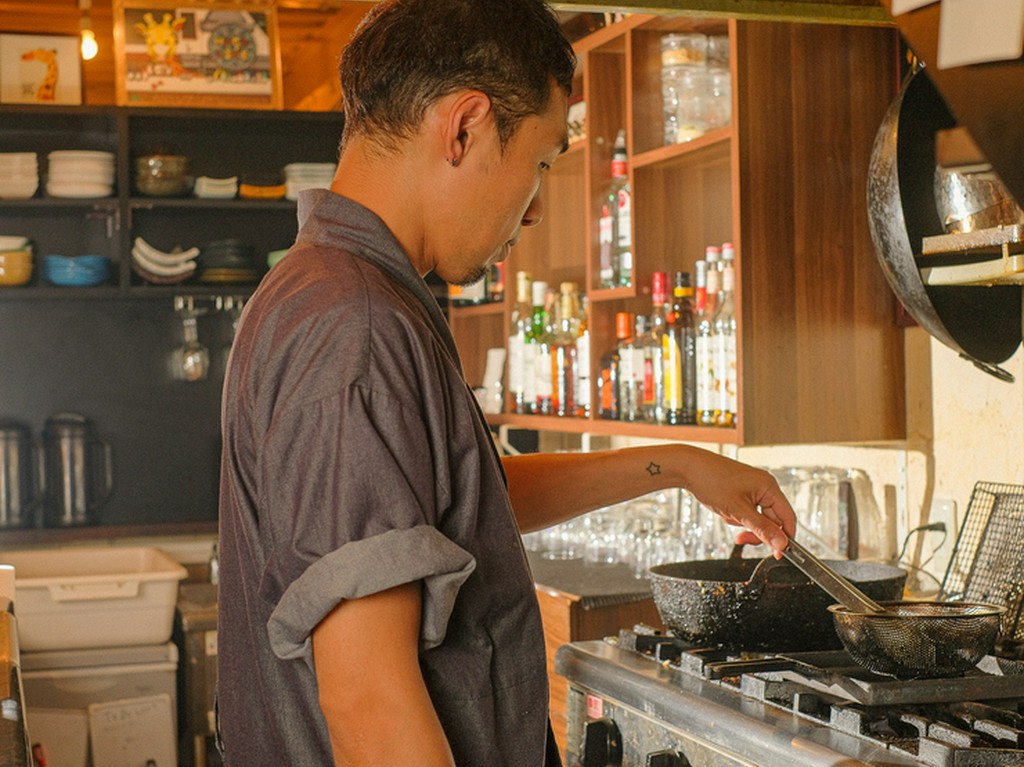 新鮮な食材を厳選し、こだわりの一皿をつくりあげる料理人魂