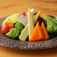「京野菜のサラダは刺身の盛り合わせと同じ感覚」という店主。毎日朝一番で収穫する京野菜のみずみずしさを活かすべく、生の食感を残しつつ、味、色、香り共によりおいしくなる野菜たちを色鮮やかに盛り合わせます。