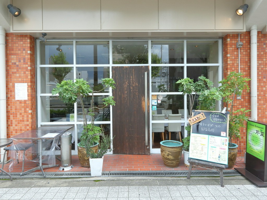 ガラス張りで開放感のあるお店