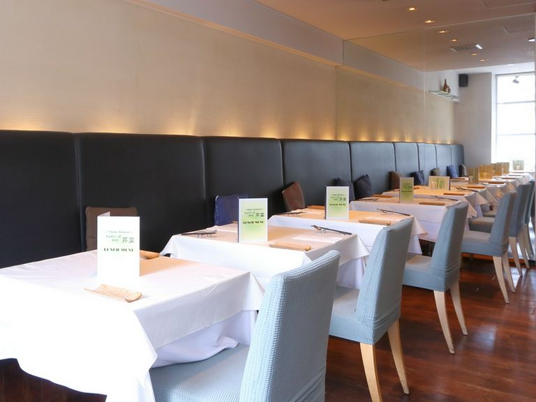 のんびりとくつろげる、高級感あふれる店内