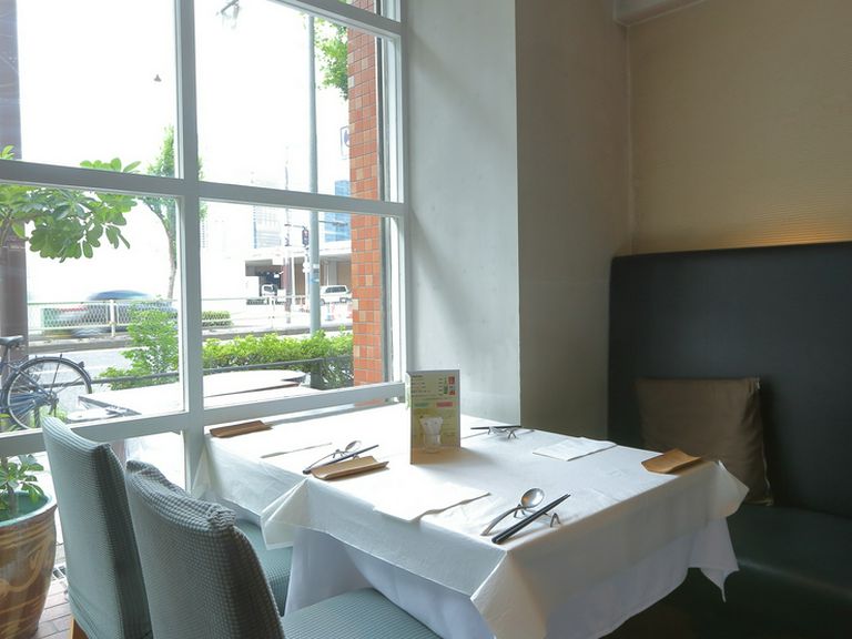 晴れた日は、窓際のテーブル席でのんびりと食事を