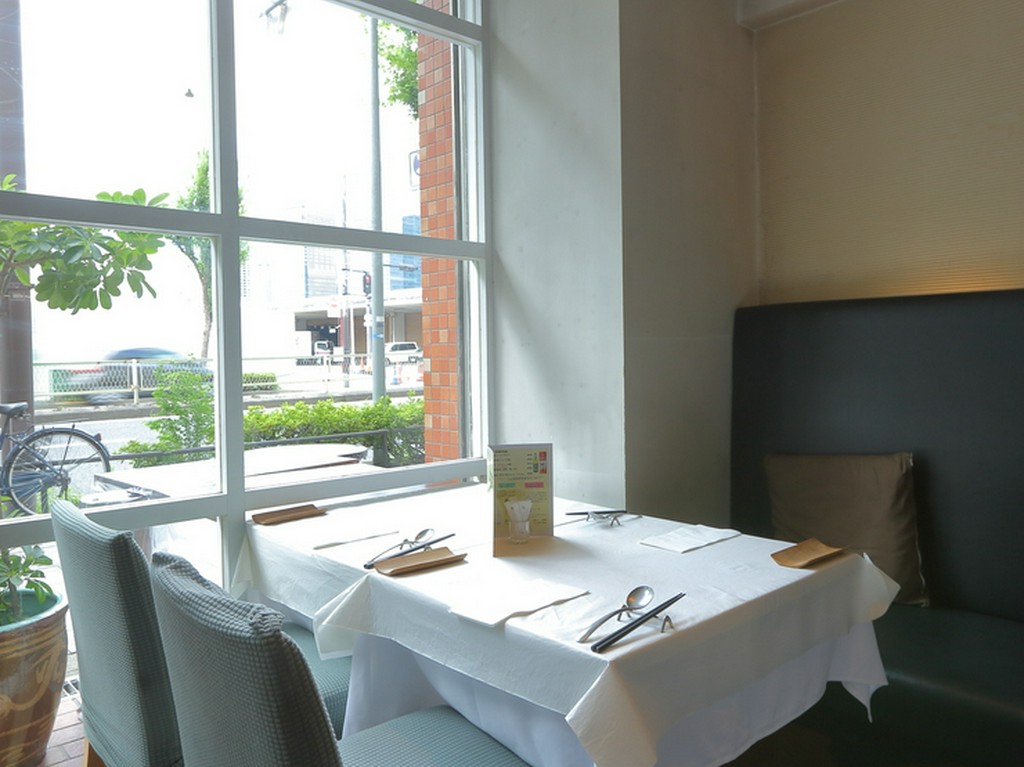 晴れた日は、窓際のテーブル席でのんびりと食事を