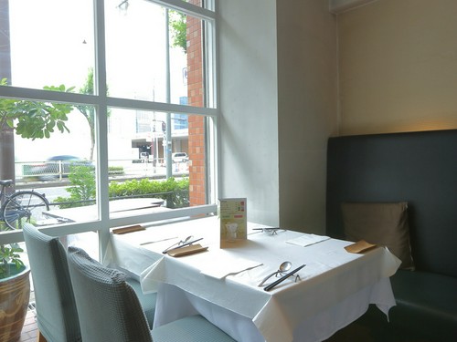 晴れた日は、窓際のテーブル席でのんびりと食事を