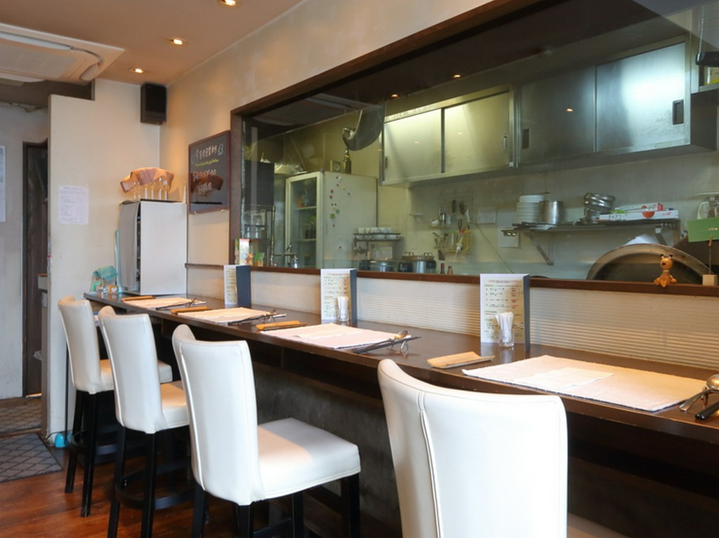 一人でも気軽に食事ができるカウンター席