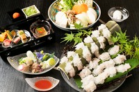 はもしゃぶ鍋が楽しめる夏の人気コース。野菜と焼いた骨の旨みをしっかり感じられる白だしで、はもをしゃぶしゃぶにすれば、フワッとした食感とおいしさにノックアウトされます。5～9月末限定で、2名以上から提供