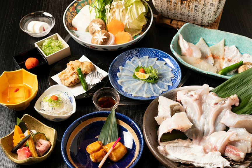 てっちり鍋の〆の雑炊まで、料理ごとに異なるふぐのおいしさを存分に味わえる『朱鷺TOKIコース』