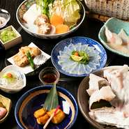 皮湯引きにてっさ、ふぐ唐揚げにてっちりなど、様々なふぐ料理を満喫できる贅沢なコース。中でも、すだち多めの自家製ポン酢につけたふぐの身を、卓上の炭火で焼き上げる焼きふぐは、プリプリの食感がたまりません。
