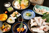 皮湯引きにてっさ、ふぐ唐揚げにてっちりなど、様々なふぐ料理を満喫できる贅沢なコース。中でも、すだち多めの自家製ポン酢につけたふぐの身を、卓上の炭火で焼き上げる焼きふぐは、プリプリの食感がたまりません。
