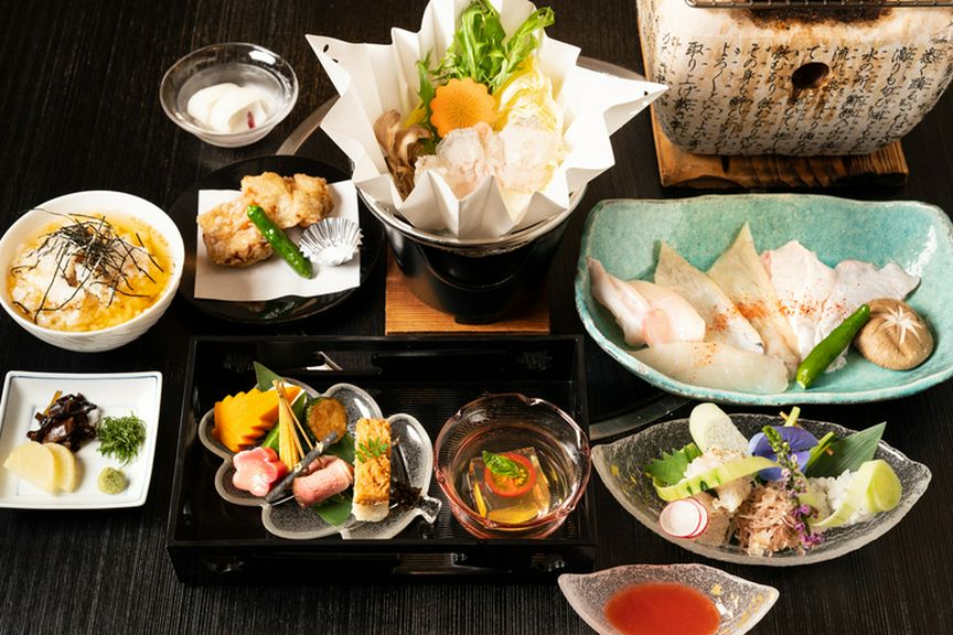 生簀で直前まで泳いでいた活ふぐと活はも、両方の料理を楽しめる特別なコース『流石RYUSEKIコース