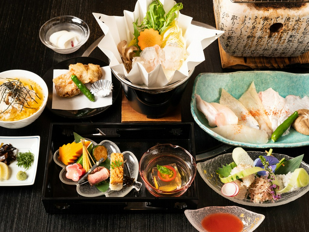 生簀で直前まで泳いでいた活ふぐと活はも、両方の料理を楽しめる特別なコース『流石RYUSEKIコース