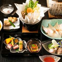 生簀で直前まで泳いでいた活ふぐと活はも、両方の料理を楽しめる特別なコース『流石RYUSEKIコース