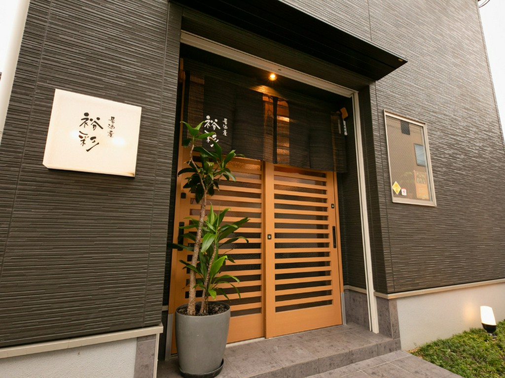 落ち着いた佇まいの入り口