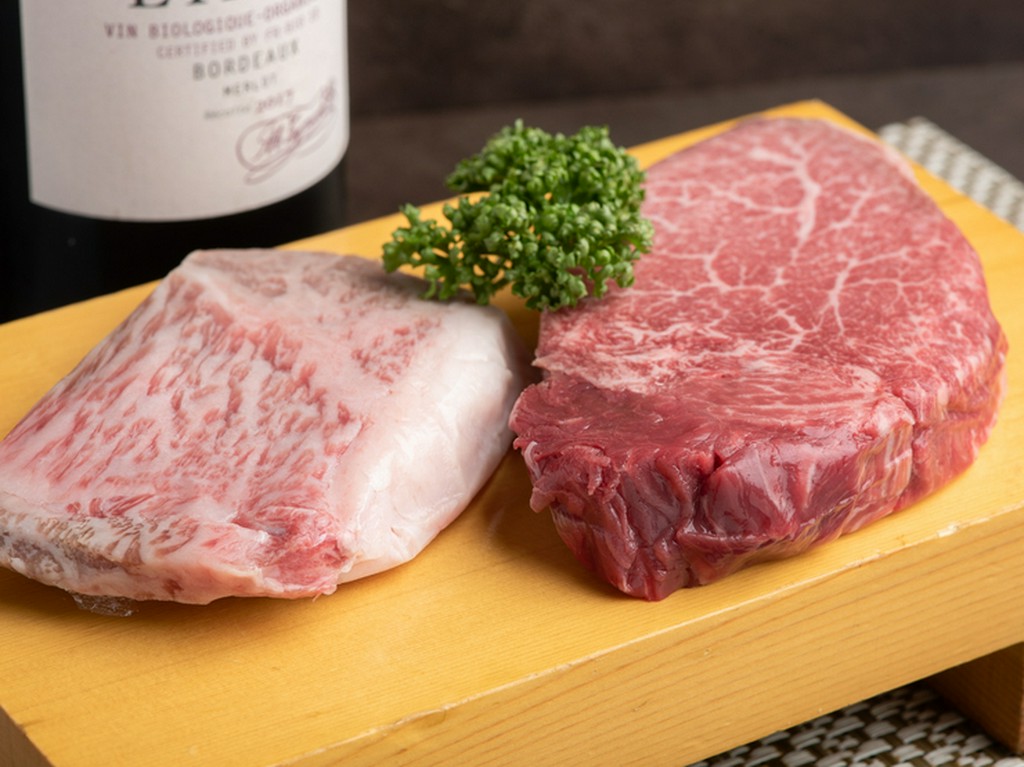 和牛ならではの贅沢な味わい『特選黒毛和牛ヘレ100g／サーロイン120g』