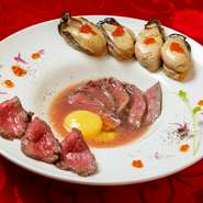 広島や三陸のものから厳選したぷりぷりの大粒の牡蠣を弱火でじっくり火を入れ、そこで出来た出汁を割り下に変えます。お肉は大分県産の良質な和牛。牡蠣のお出汁と和牛の旨味と卵を絡めてお楽しみください。