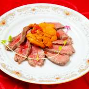 炙り雲丹と和牛のコラボレーション。生雲丹を提供直前で炙り、香ばしく仕上げます。