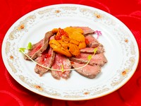 炙り雲丹と和牛のコラボレーション。生雲丹を提供直前で炙り、香ばしく仕上げます。