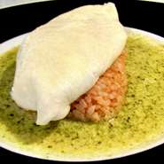 30種類のエサで飼育される鶏から取れる栄養たっぷりの希少な白い卵で作るオムライスです。