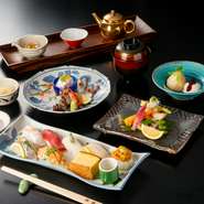 【河庄】のこだわりが詰まった会席料理です。お魚は季節によって旬のものを使用しています。お寿司以外にもあらゆる海鮮料理が楽しめる、贅沢なメニューです！