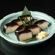 肉厚な昆布が特徴の『松前寿司（1本）』