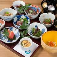 四季折々の食材を使った９品のお惣菜に、小鉢、お味噌汁とご飯が付いたセットです。ご飯は季節の炊き込みご飯と山菜おこわから選べます。