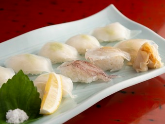 その透き通る様はまさにクリスタル！見た目も味も抜群の贅沢『クリスタル寿司　10貫セット』