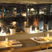 川側テーブル席　（夜）