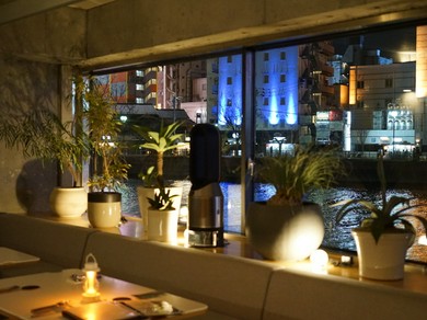 窓から見える川と公園