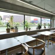 自然光が降り注ぐ明るい落ち着いた雰囲気の店内は女子会におすすめ。ランチのパンケーキやフレンチトーストは女性人気間違いなしです。