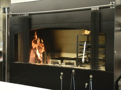 自慢の薪焼きメニューをお楽しみください