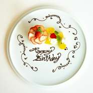 素敵な思い出を1500円～のプレートで演出いたします。
チョコのペンでメッセージをお書きしますので内容のご指定をおねがいします。
提供の際に店内のBGMを変更することも可能です(^^)