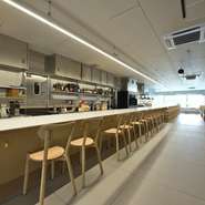 モーニング、ランチメニューだけでなく、ディナータイムもカウンターでお気軽にご利用頂けます。普段のお食事にもどうぞ。