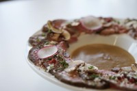 香草マリネした牛タンとポルチーニクリームソース