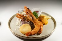 有頭エビ二尾　キスのチーズ焼き　カニクリームコロッケ　チキンカツ