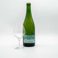 北海道さっぽろ藤野ワイナリーさんのスパークリングワイン「ナイアガラ　ハセガワ ヴィンヤード　2024」。マスカット、白桃のような香りから軽やかな酸と柑橘の果実味が広がる。