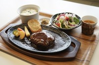 伊萬里牛を使用した肉肉しいハンバーグをどうぞ！
