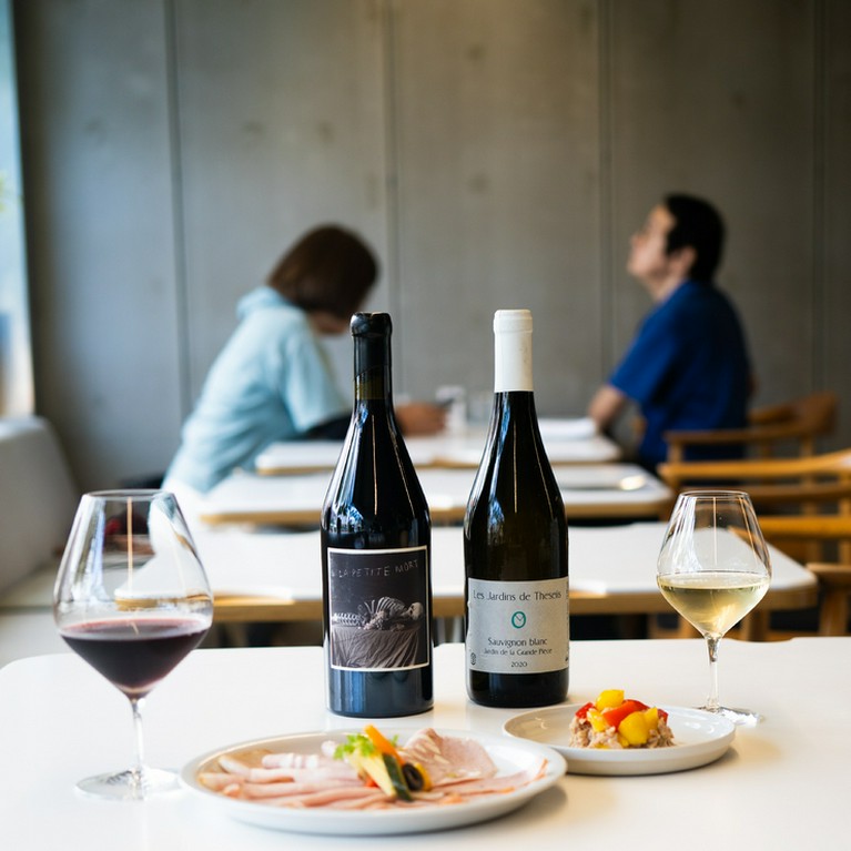 ランチタイムの開放的な空間でナチュラルワインの昼飲み最高！