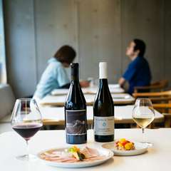 ランチタイムの開放的な空間でナチュラルワインの昼飲み最高！